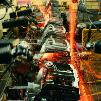 Imagen de una fábrica de metal y sus maquinarias funcionando.