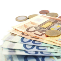 Imagen de billetes y monedas de euro.(€)