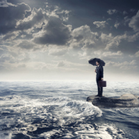 Un hombre en traje con un paraguas en medio del mar y una tormenta.